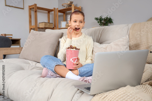 Teenage girl with popcorn w...