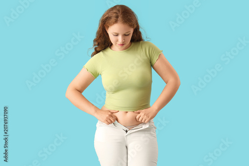 Young woman in tight jeans ...