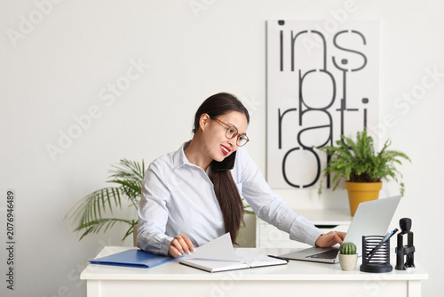 Young Asian businesswoman w...