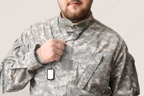 Obraz na plátně Male Jewish soldier with dog tag on light background, closeup