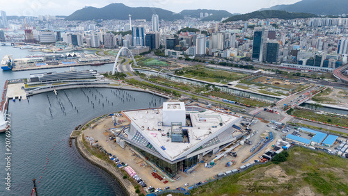 Cuadro en lienzo Busan opera house construction on waterfront with city skyline