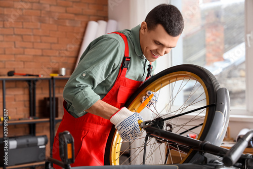 Male mechanic repairing bic...