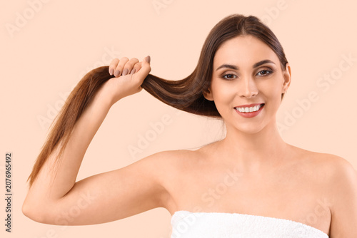 Young brunette woman with b...