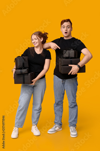 Young couple pointing at gi...