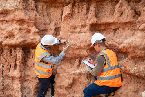 Foto Geological Engineers Inspecting Rock Formation During Field Survey and Mineral E