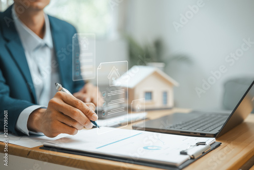 Foto Real estate professional reviewing property management documents with digital checklist and housing data, representing investment planning, asset management, and property administration