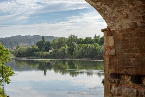 Unter dem alten Bogen der Römerbrücke öffnete sich der Blick auf die gemächlich dahinfließende Mosel. Das Wasser spiegelte den Himmel, als wollte es jedes Wölkchen für einen Augenblick festhalten.