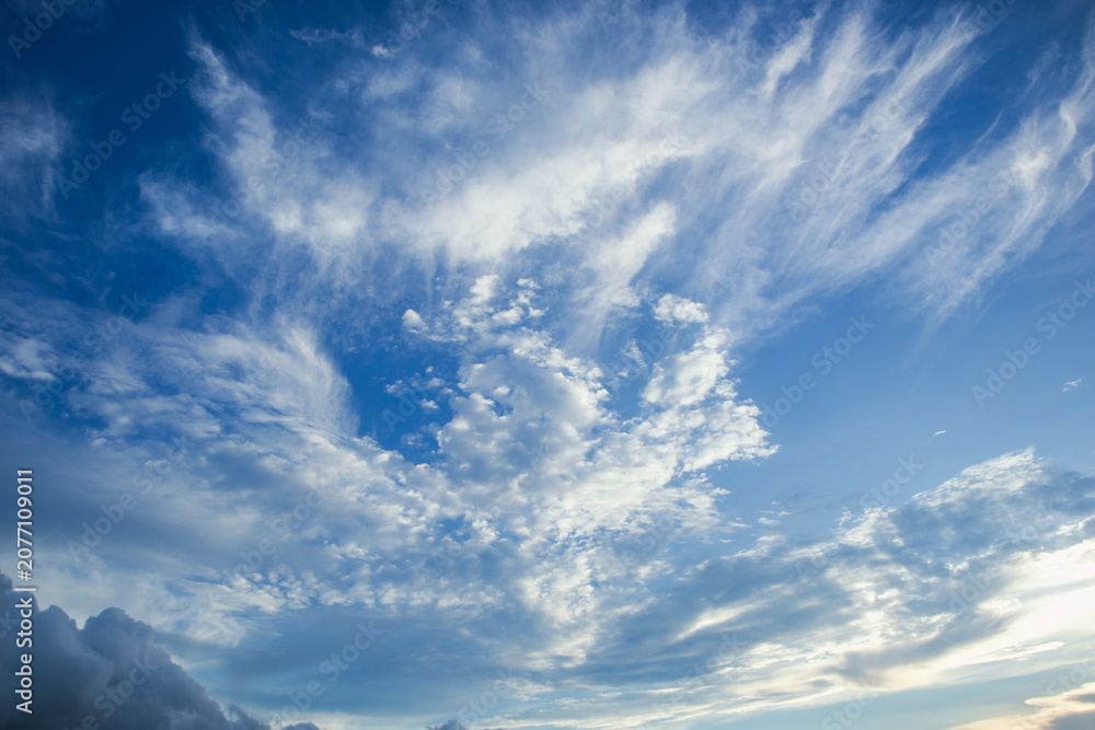 Obraz premium Wispy Clouds in a Blue Sky