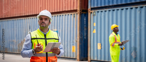 Quadro su tela Port worker using a radio transceiver to control a crane loading container boxes