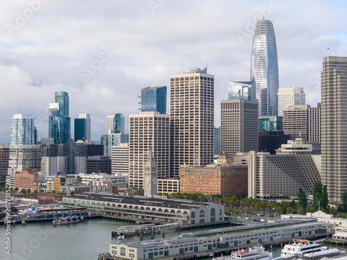 Fotografie San Francisco skyline presents its modern skyscrapers and historic Ferry Building along the Embarcadero waterfront