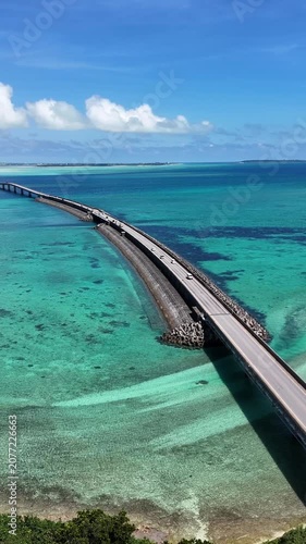 宮古島の海と伊良部大橋を映すVertical空撮動画