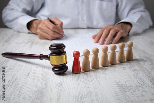 Canvastavla Businessman with a judge gavel and wooden human figures.