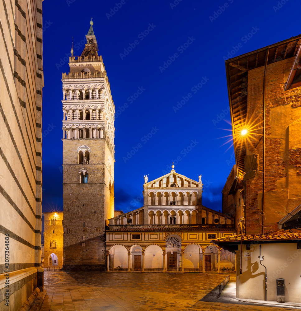 Obraz premium Pistoia - The duomo - San Zeno cathedral at dusk.