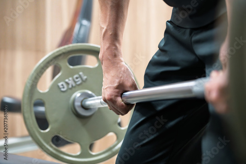Bild auf Leinwand ジムでトレーニングする男性