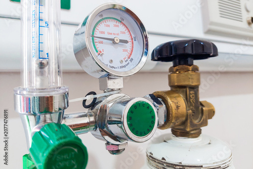 Εκτύπωση καμβά Close-up of the oxygen cylinder gauge in a patient's room.