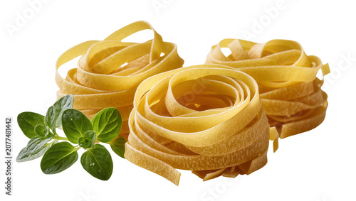 Foto Raw fettuccine nests with fresh oregano sprigs