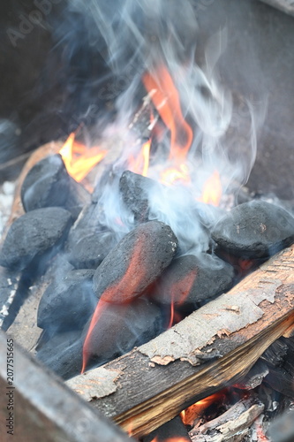 Foto Close-up of glowing barbecue briquettes with burning embers and soft smoke