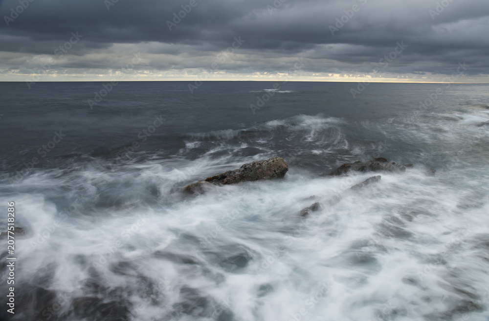 Fototapeta premium 島根県出雲市での海岸で梅雨のドラマチックな朝の風景