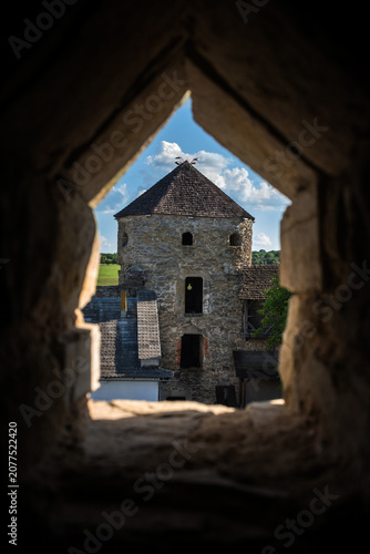 Foto The Pope's Tower through the loophole of the defensive wall of the Kamianets-Pod