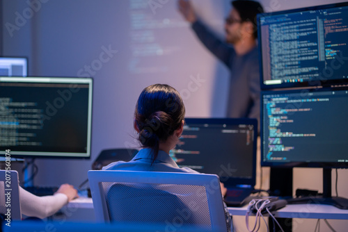 Quadro su tela software engineers team developing autonomous AI agents and agentic terminal coding in a cowork environment