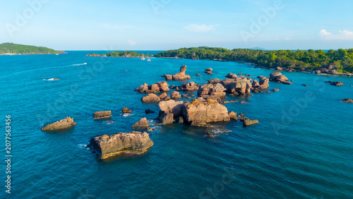 Foto Aerial view of beautiful landscape, tourism boats, and people swimming on the se