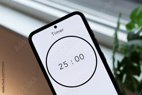 Konstfotografi Phone with a black and white 25-minute timer to study with the pomodoro method o