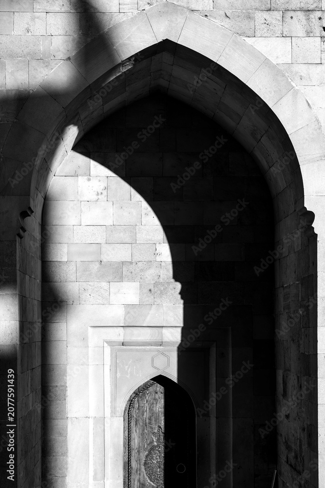 Fototapeta premium Pointed Stone Portal Sayyid Yahya Murtuza Mosque Black and White