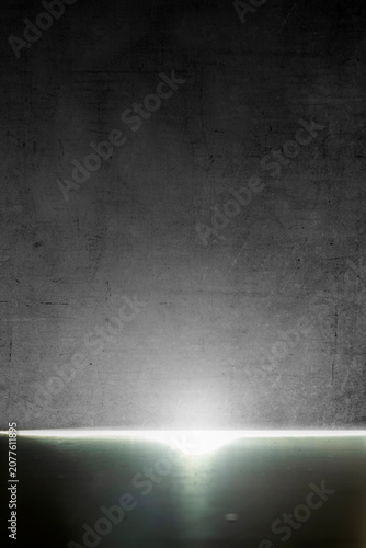 Fotografía Abstract background with a bright beam of light shining from a gap between a dar