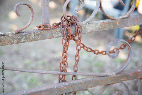 Obraz na płótnie Rusty chain securing urban entry points indicating shutdown