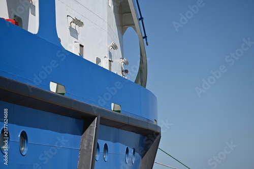 Foto The white superstructure and blue side of the ship