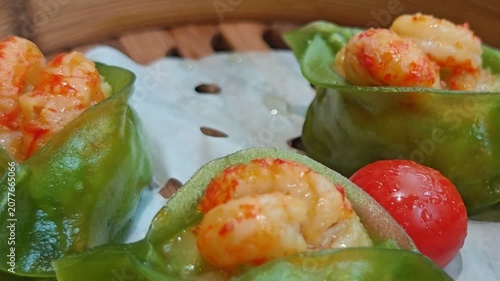 4K A close-up video of freshly steamed dim sum in a traditional Chinese setting.
