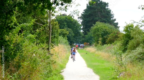 Cyclists exercise The Greeway cycleway and footpath Stratford upon Avon Warwickshire England UK


le

