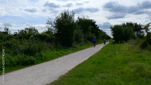 Cyclists exercise The Greeway cycleway and footpath Stratford upon Avon Warwickshire England UK


le

