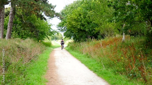 Cyclists exercise The Greeway cycleway and footpath Stratford upon Avon Warwickshire England UK


le

