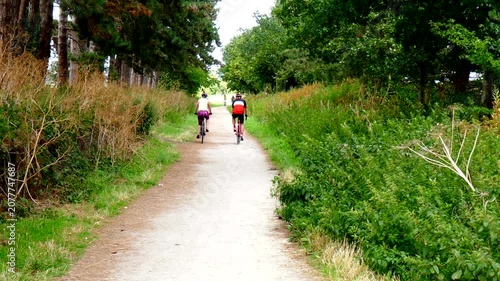Cyclists exercise The Greeway cycleway and footpath Stratford upon Avon Warwickshire England UK


le

