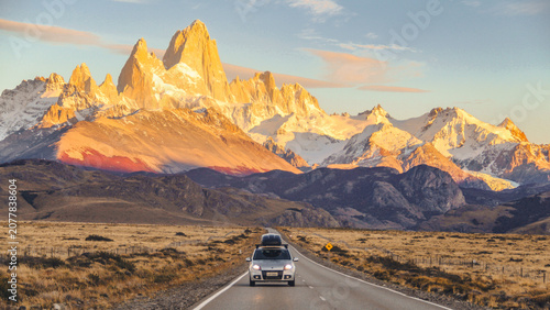 Carro em rodovia com Fitz Roy ao fundo Em El Chaltén, na Patagônia Argentina.