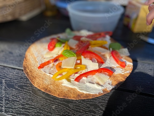 Selbstgemachter Flammkuchen aus Fladenbrot mit Frischkäse, Tomaten, Paprika und Basilikum. Mediterranes Sommerrezept für Grill, BBQ, leichte Küche und gesunden Genuss.