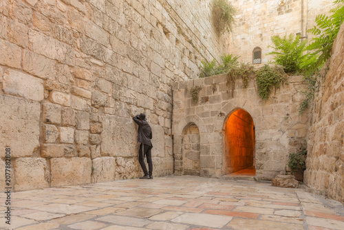 Konstfotografi An orthodox Jewish man praying at the Mini Western Wall in the Arab Quarter of t