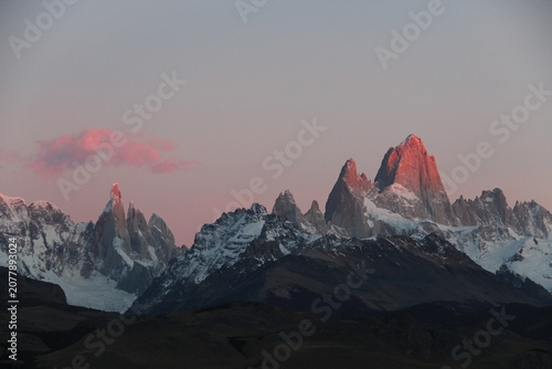 Nascer do sol em El Chaltén. Argentina, com montanhas iluminadas. Capital do trekking na Patagônia 