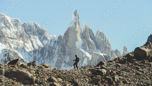 Foto Homem em frente ao Cerro Torre em El Chaltén