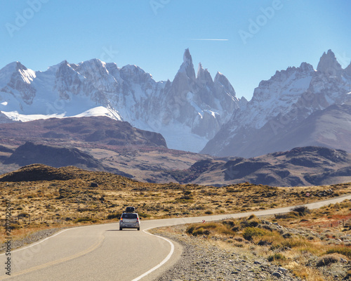 Carro na estrada que leva a El Chaltén, na Patagônia argentina, com monte Fitz Roy ao fundo