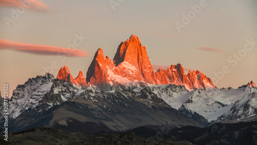 Montanha Fitz Roy iluminada no nascer do sol na Patagônia argentina, em El Chaltén 