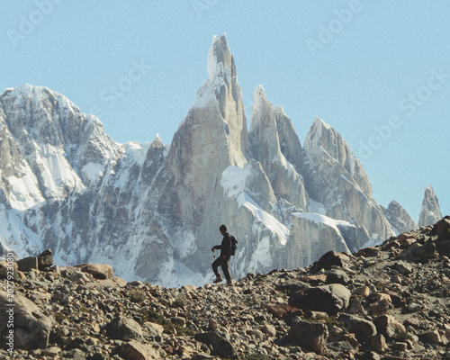Homem em frente ao Cerro Torre em El Chaltén. Na Patagônia Argentina 
