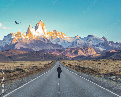 Mulher na estrada diante do Fitz Roy, em El Chaltén. argentina. No nascer do sol