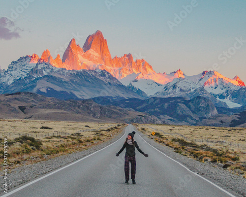 Mulher na estrada diante do Fitz Roy, em El Chaltén. argentina. No nascer do sol