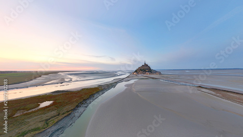 Foto Aerial view of Mont Saint-Michel abbey island and medieval village at sunset, Normandy, France, Europe