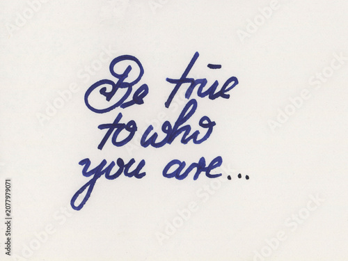 Obraz na płótnie Cursive handwriting in blue ink on white paper spells Be true to who you are