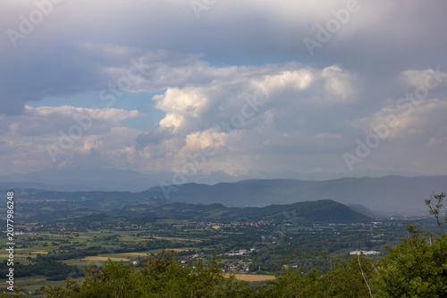 Bild auf Leinwand vista su una vasta area naturale di pianura, con colline e montagne lontane, nella regione Friuli V