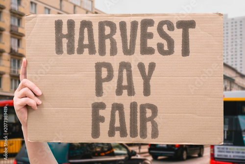 Foto "Harvest pay fair" Crop workers must receive equitable wages