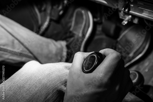 Fotografía close up of man shifting manual transmission